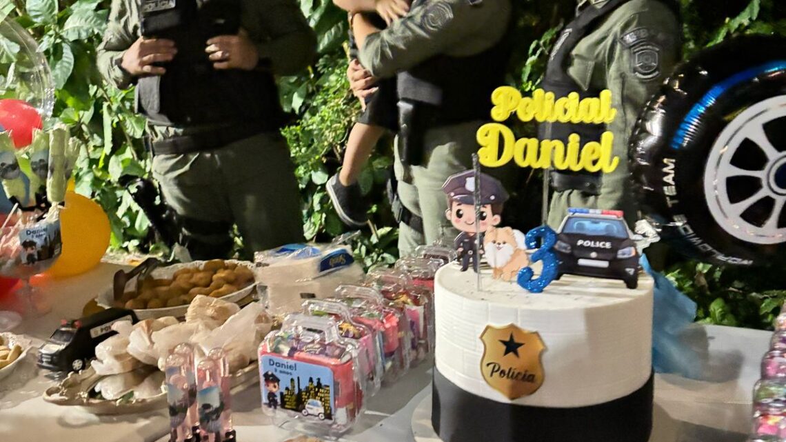 Criança de 03 anos aborda PMs e convida para sua festa de aniversário Criança de 03 anos aborda PMs e convida para sua festa de aniversário