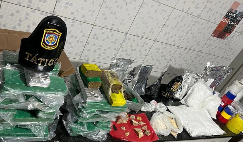 PMPE prende suspeito com mais de 30 kg de entorpecente em Caruaru PMPE prende suspeito com mais de 30 kg de entorpecente em Caruaru