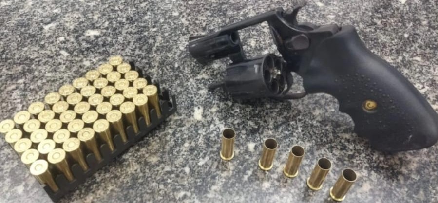 Acusado de praticar homicídio tenta reagir à prisão, mas é capturado