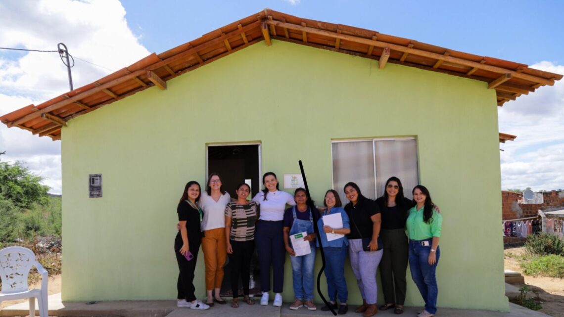 Vice-prefeita Dayse Silva entrega casas populares a cinco mulheres na zona rural de Caruaru Vice-prefeita Dayse Silva entrega casas populares a cinco mulheres na zona rural de Caruaru