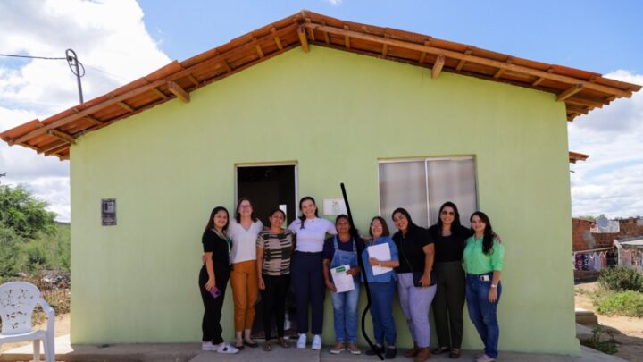 Vice-prefeita Dayse Silva entrega casas populares a cinco mulheres na zona rural de Caruaru