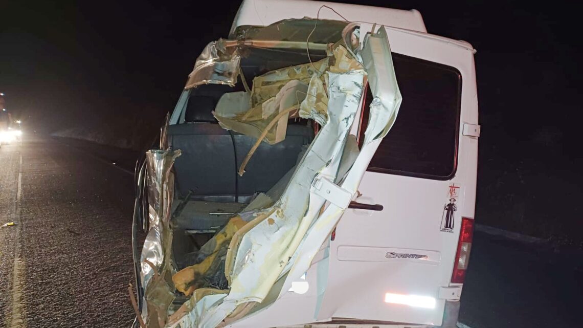 Cinco feridos, após colisao envolvendo carro, van e carreta na BR 232