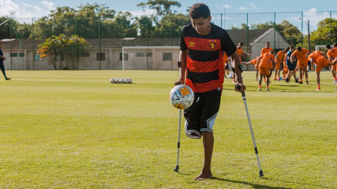 Atleta paralímpico caruaruense é recebido pelo Sport Clube do Recife