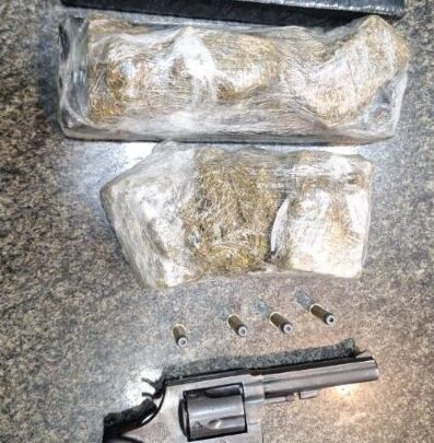 Rocam prende adolescente com arma de fogo e drogas