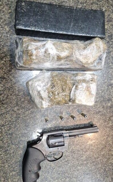 Rocam prende adolescente com arma de fogo e drogas