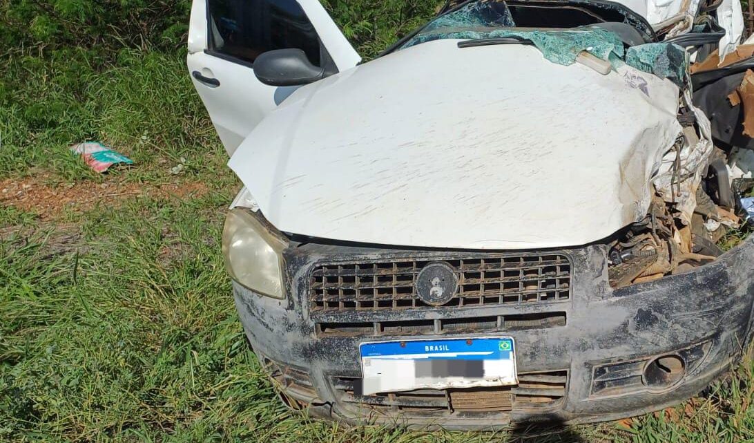 Duas mortes, após colisão frontal entre carreta e caminhonete