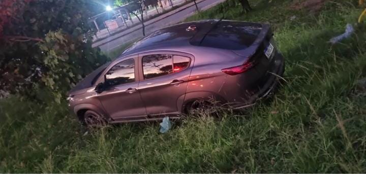 PM prende dupla suspeita de homicídio e recupera carro roubado