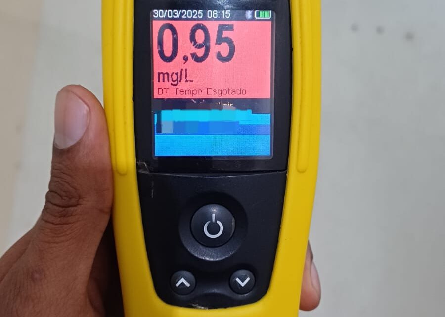 Motorista inabilitado é preso, após ingerir bebida alcoólica e bater em poste