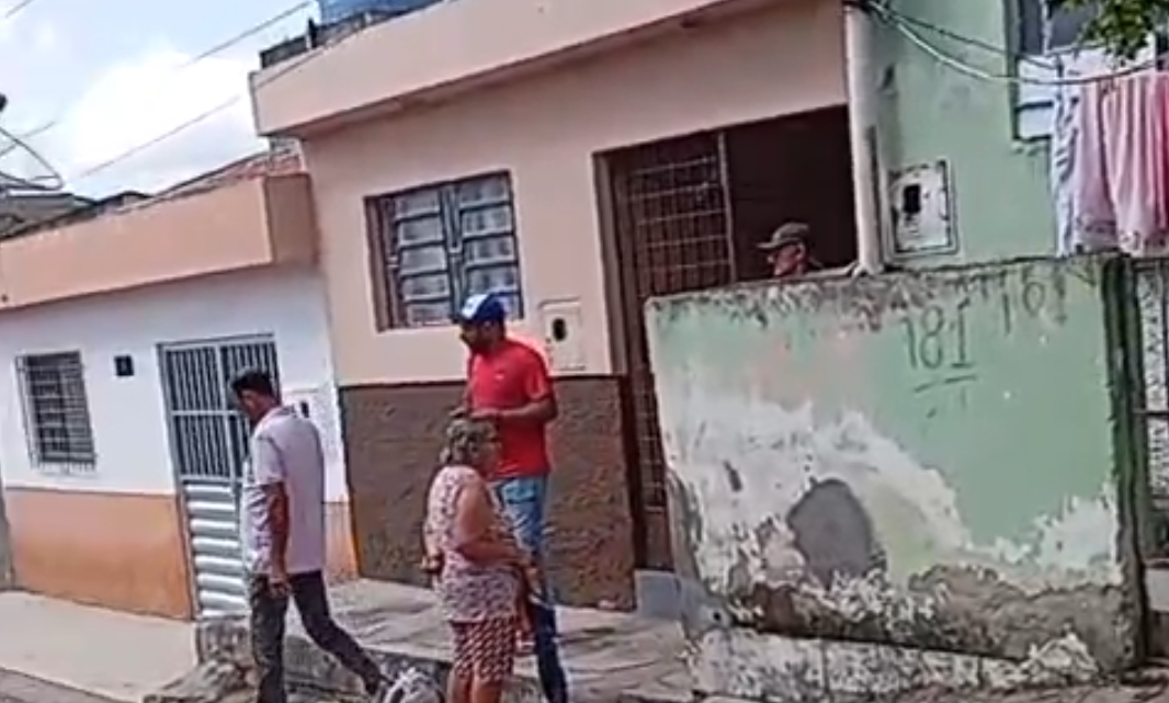 Homem é assassinado a facadas dentro de casa em Caruaru