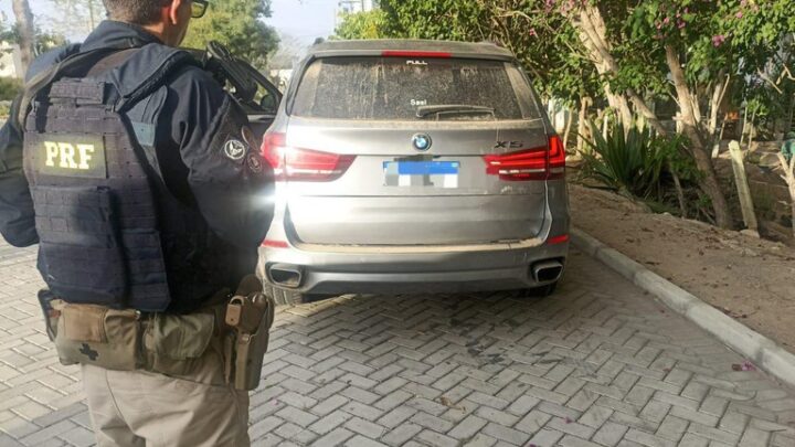 Homem compra carro de luxo roubado por R$50 mil e é detido pela PRF em Caruaru