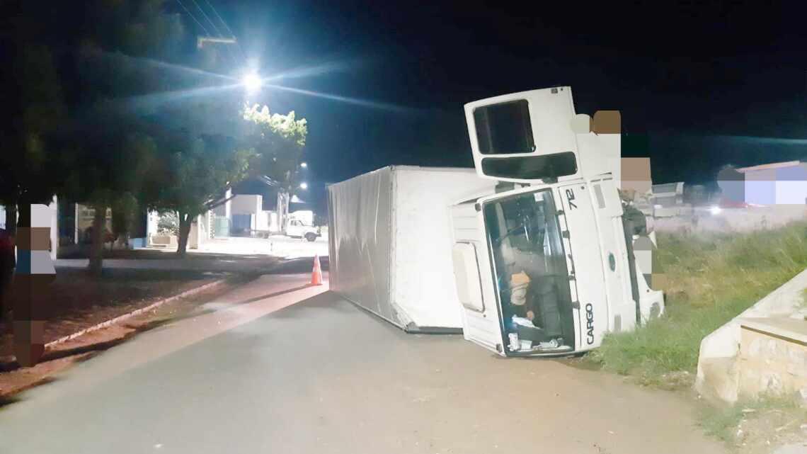 Motorista desvia de moto que estava na contramão e tomba caminhão na BR 232