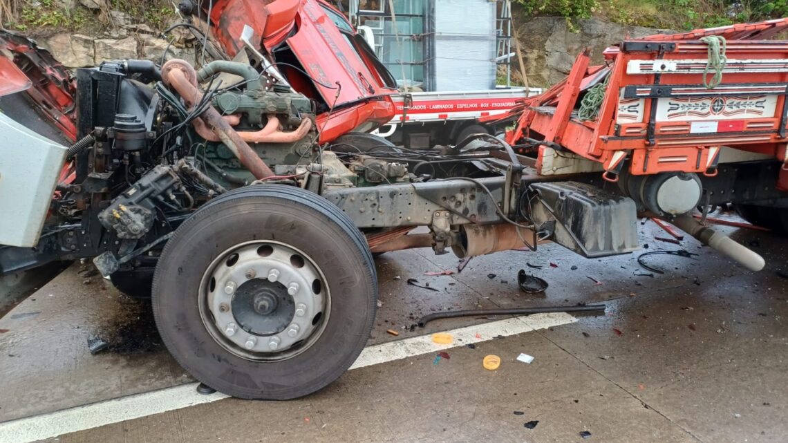 Colisão traseira entre dois caminhões, em Caruaru