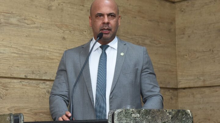 Anderson Correia alerta para a necessidade de vacina V10 e leitos de internamento para os animais