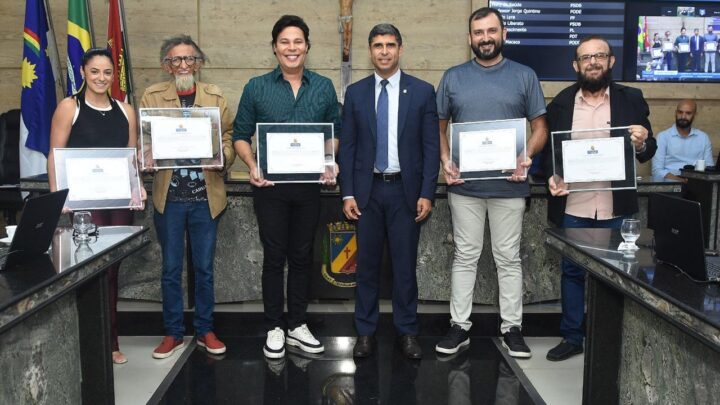 Delegado Lessa homenageia artistas da Paixão de Cristo de Nova Jerusalém com Votos de Aplausos na Câmara de Vereadores
