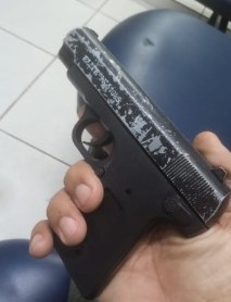 PM apreende dois adolescentes e prende dois adultos logo após assalto