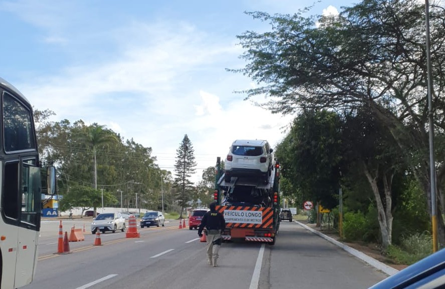 Motorista suspeito de dirigir por 20 horas seguidas é detido com rebites