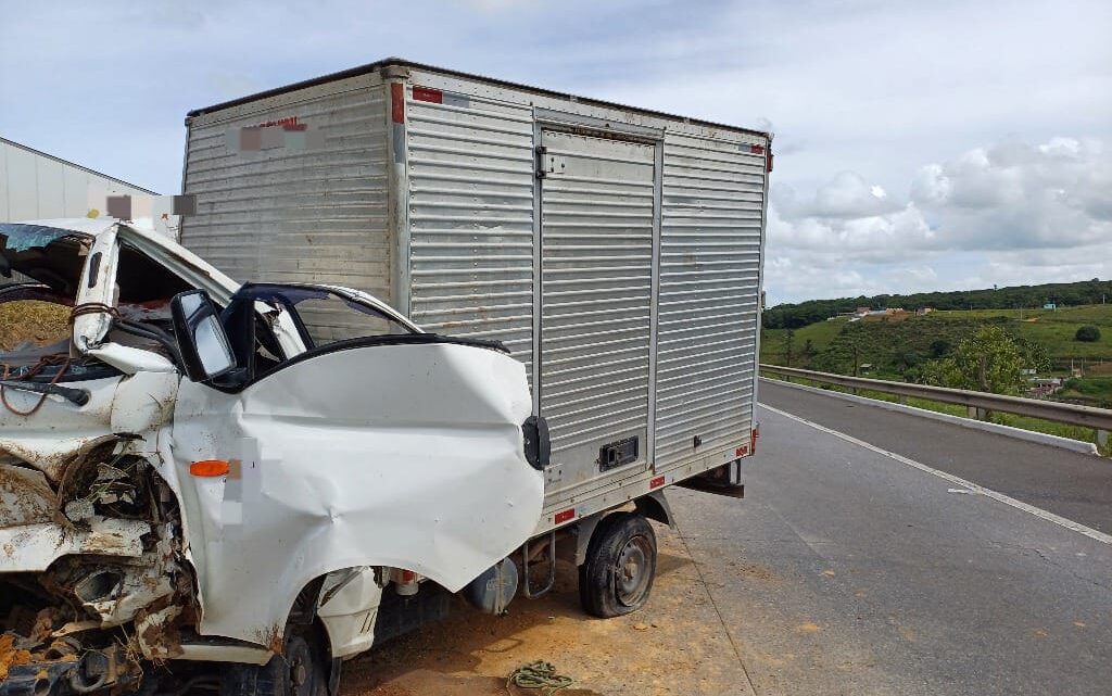 Caminhão bate em barreira e deixa feridos