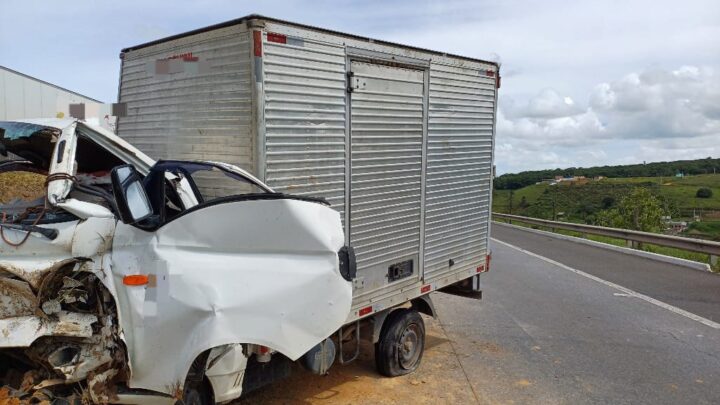 Caminhão bate em barreira e deixa feridos