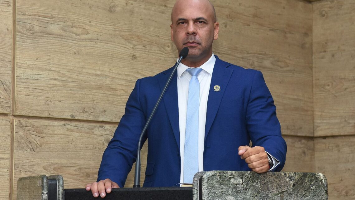 Anderson Correia solicita reajuste salarial para profissionais da educação municipal Anderson Correia solicita reajuste salarial para profissionais da educação municipal