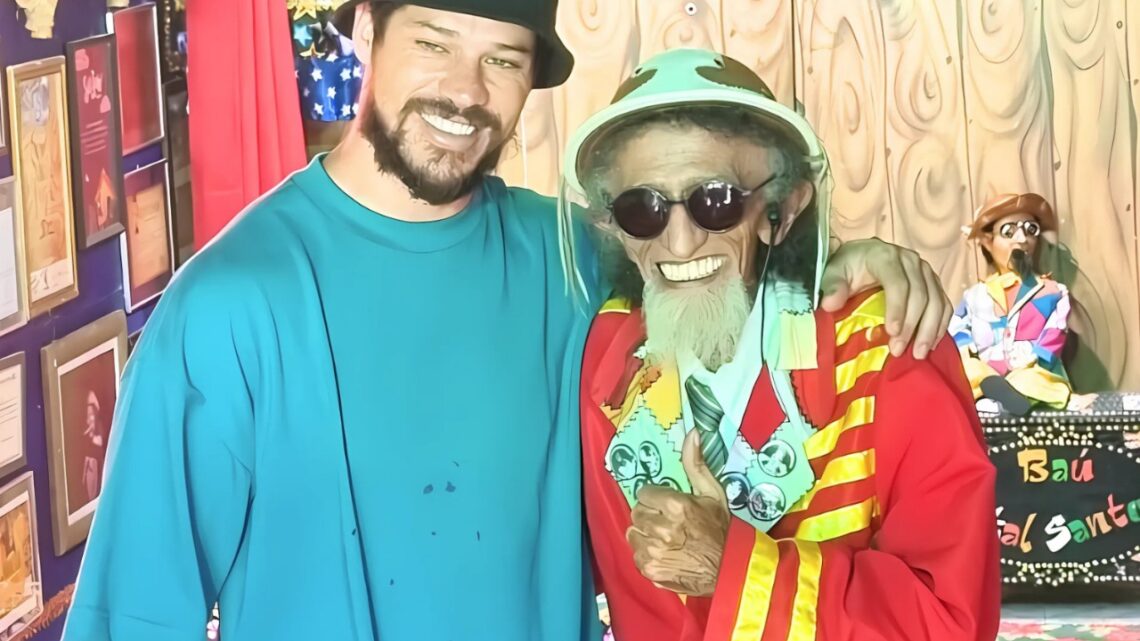 De folga da Paixão de Cristo de Nova Jerusalém, José Loreto visita Teatro de Mamulengos Mamu-Sebá em Caruaru