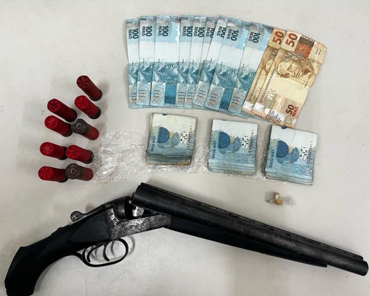 Suspeito de tráfico é preso com arma de fogo Suspeito de tráfico é preso com arma de fogo