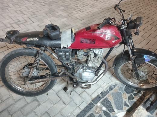 Menor é apreendido com moto adulterada e por direção perigosa Menor é apreendido com moto adulterada e por direção perigosa