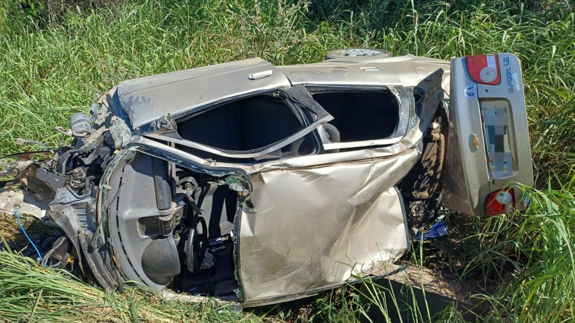 Mulher morre e 05 feridos, após colisão frontal na BR 232 Mulher morre e 05 feridos, após colisão frontal na BR 232