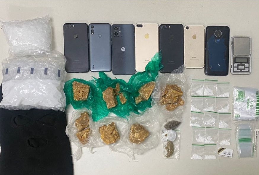 Homem que estava com 07 celulares é preso por tráfico e por tentar subornar policiais