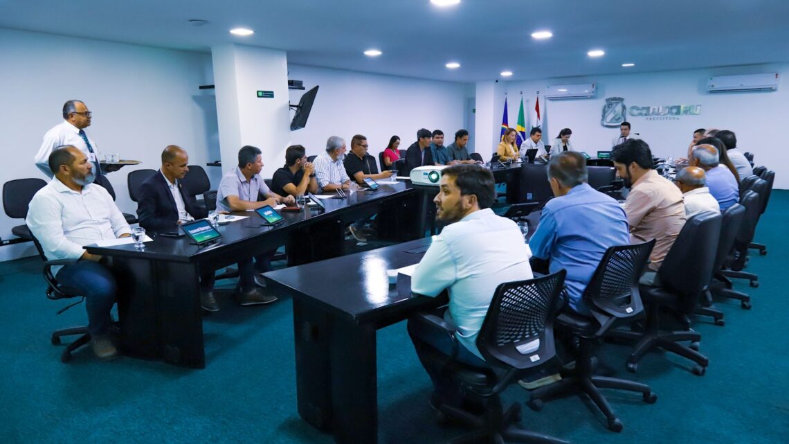 Prefeito Rodrigo Pinheiro reúne vereadores e apresenta novos projetos de lei para Caruaru Prefeito Rodrigo Pinheiro reúne vereadores e apresenta novos projetos de lei para Caruaru