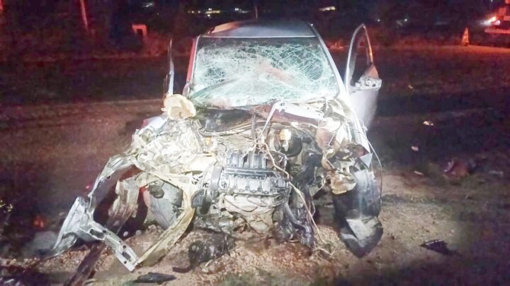Colisão frontal entre carro e caminhão na BR 232