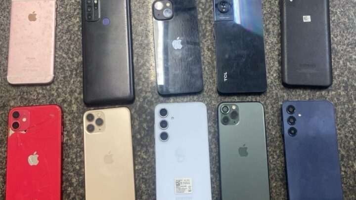 Homem é preso com dez celulares roubados