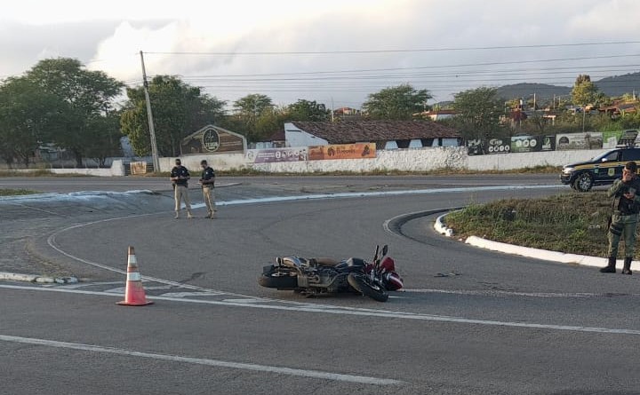 Homem é assassinado e outro fica ferido na BR 232 Homem é assassinado e outro fica ferido na BR 232