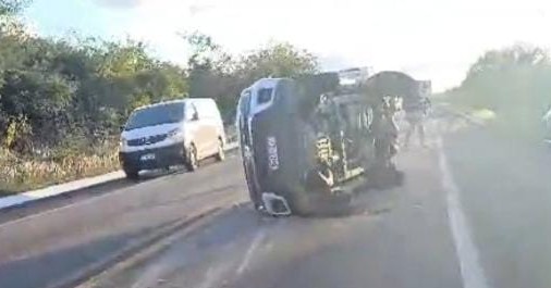 Colisão envolvendo caminhonete e viatura da PM deixa feridos
