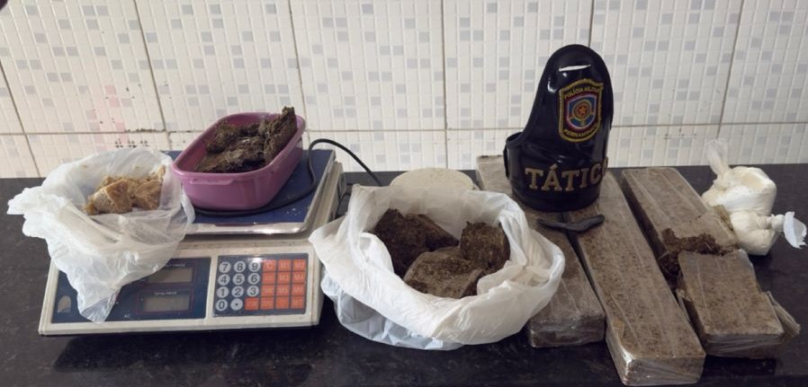 Caruaru: após denúncia, PM prende suspeito que estava entregando drogas em veículo Caruaru: após denúncia, PM prende suspeito que estava entregando drogas em veículo