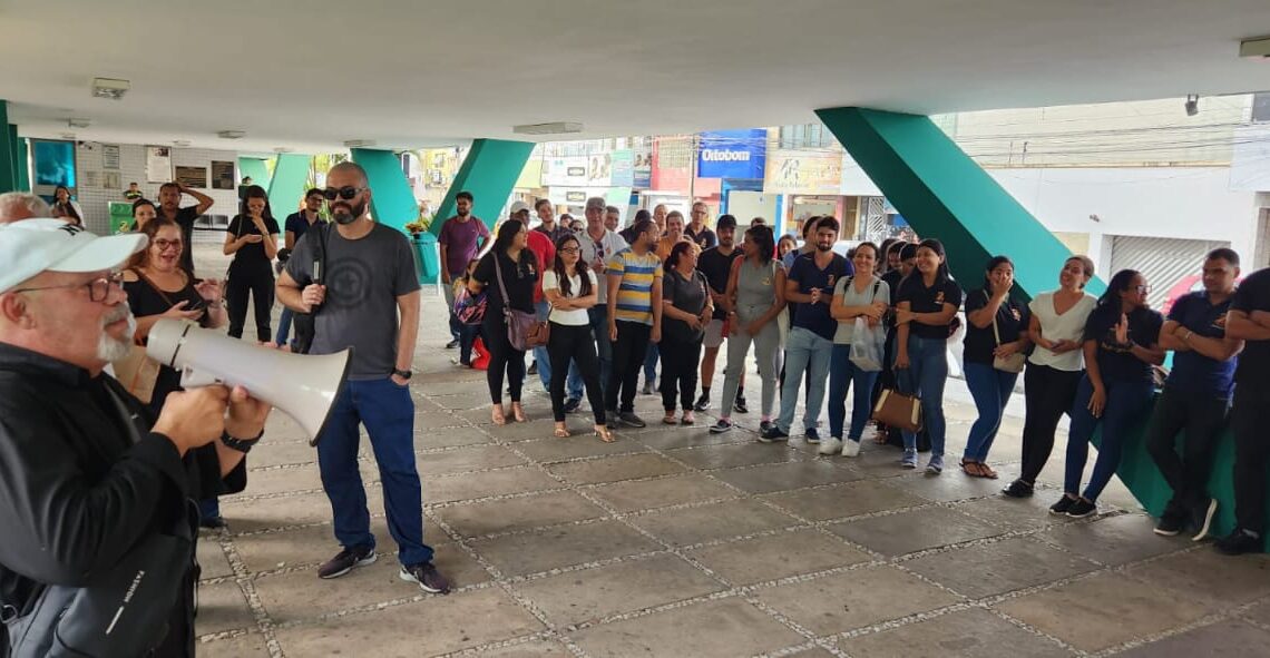 Servidores associados ao SISMUC realizam assembleia em frente à Prefeitura de Caruaru Servidores associados ao SISMUC realizam assembleia em frente à Prefeitura de Caruaru