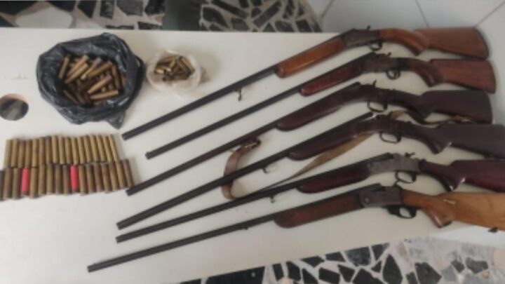 Após denúncia, PM prende suspeito e apreende armas de fogo