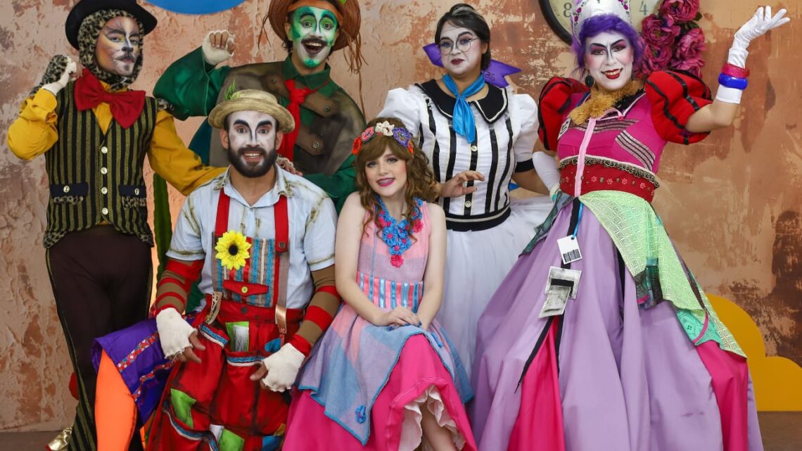 Espetáculo Alice no País de Caruaru realiza apresentações gratuitas em espaços emblemáticos da cidade