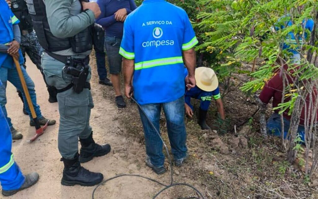 Compesa identifica  132 ligações clandestinas de água  em cinco dias de operação policial em Caruaru
