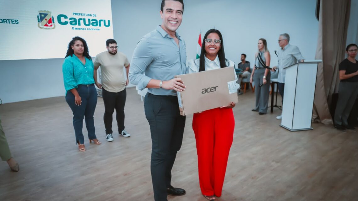 Prefeito Rodrigo Pinheiro começa a entregar novos notebooks para todos os professores da rede municipal por meio do Programa Educação Informatizada