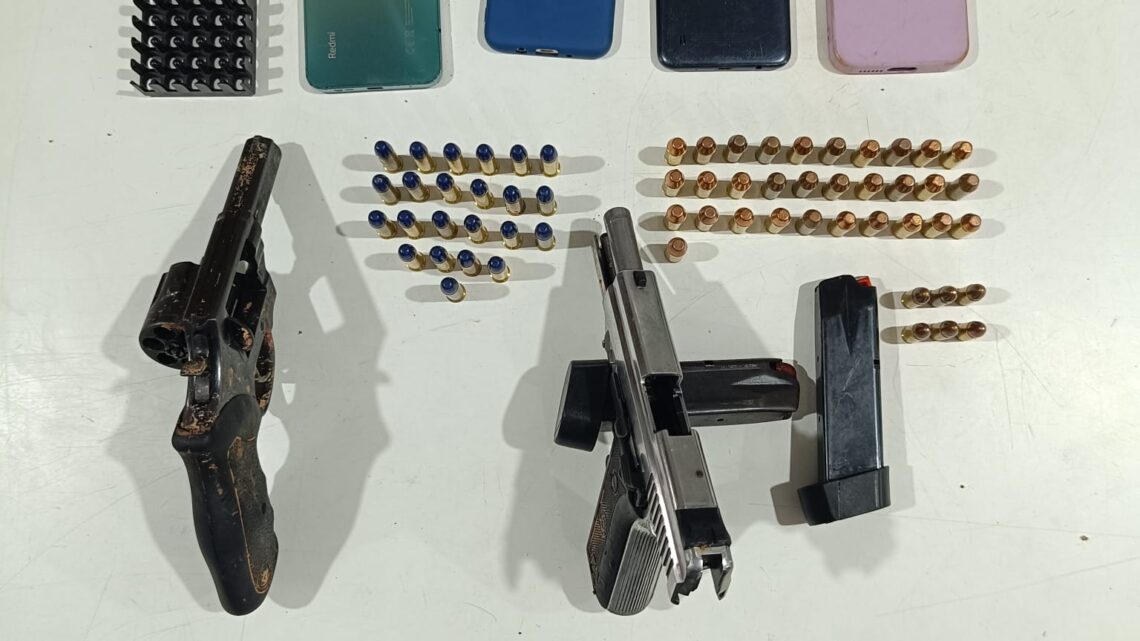 PM prende 04 homens e 02 mulheres que estavam com armas e munições