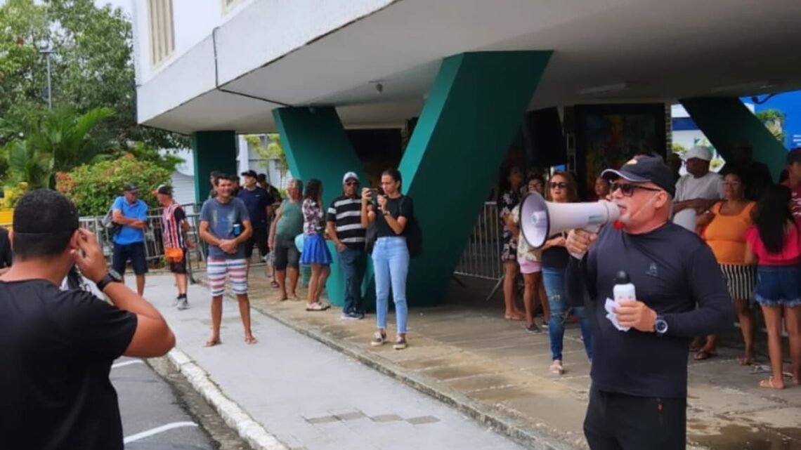Servidores da educação realizaram protesto neste domingo (18), em Caruaru