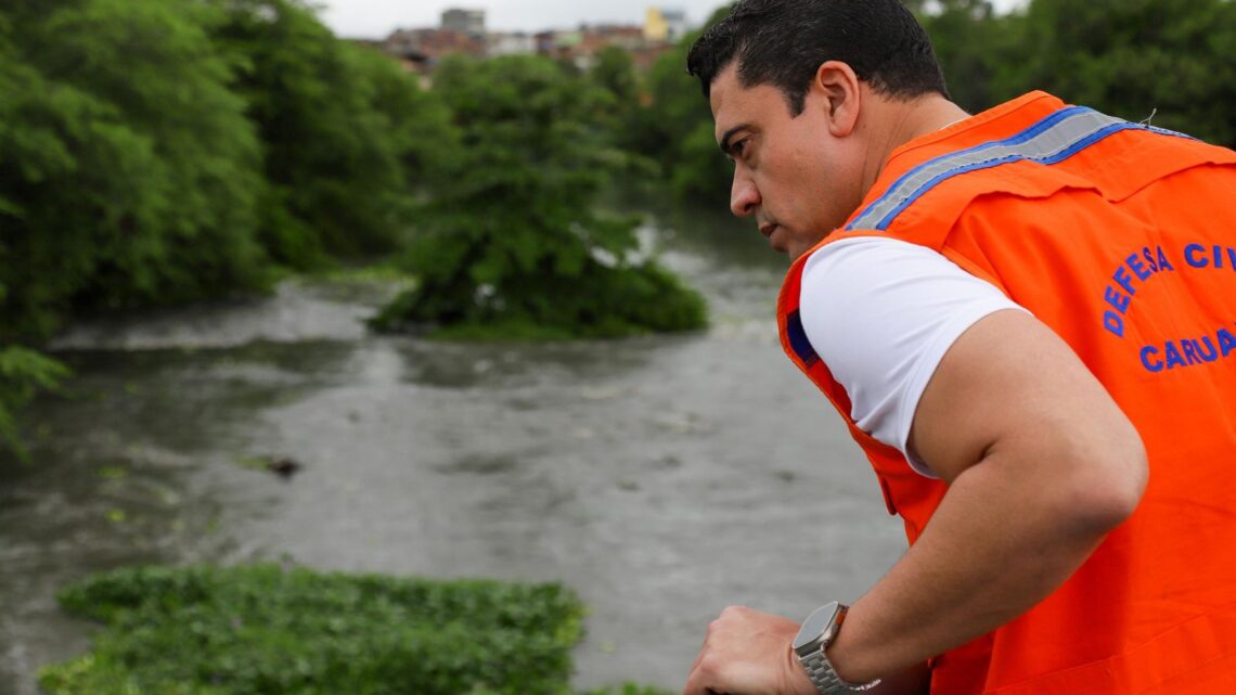 Rodrigo Pinheiro vistoria áreas que sofriam com alagamentos, enquanto Dayse Silva monitora cidade junto à Defesa Civil Rodrigo Pinheiro vistoria áreas que sofriam com alagamentos, enquanto Dayse Silva monitora cidade junto à Defesa Civil