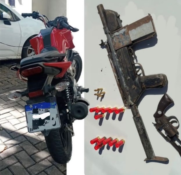 Assaltantes são presos com armas, e moto roubada é recuperada