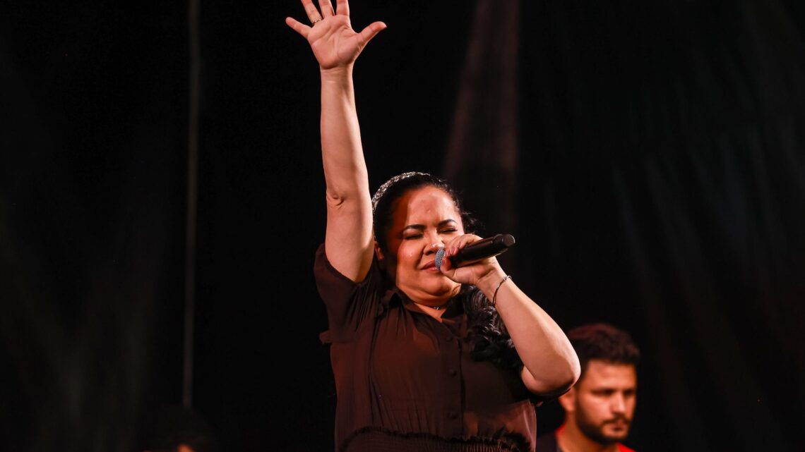 Noite evangélica emociona fiéis no Polo Azulão