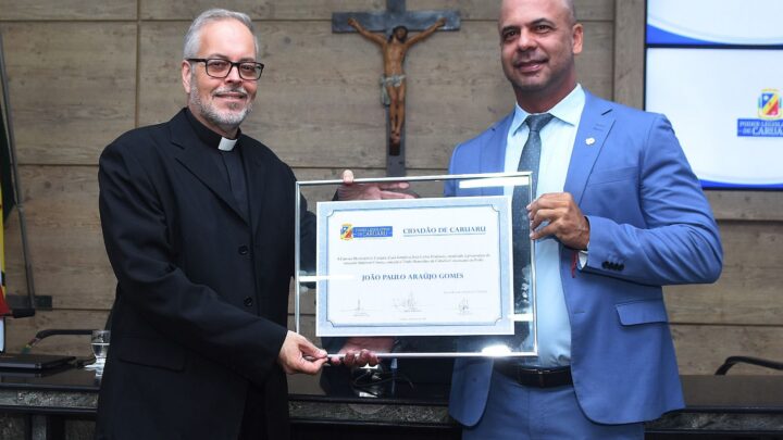 Anderson Correia entrega título de cidadão caruaruense ao padre João Paulo, conhecido pelo trabalho com os animais