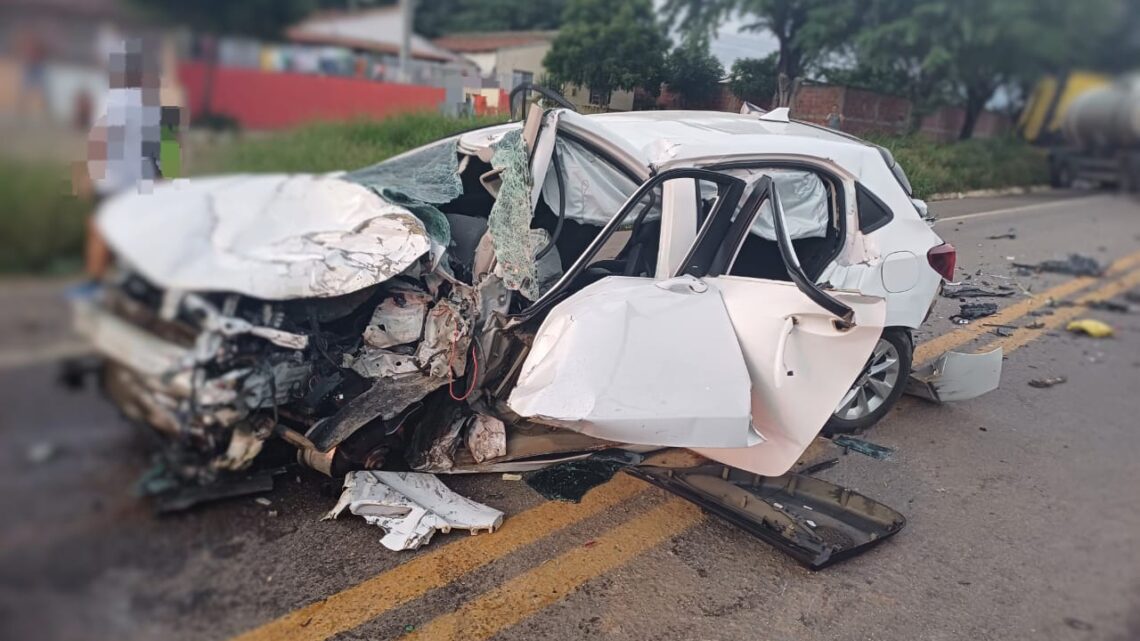 Motorista morre após colisão frontal entre carro e carreta