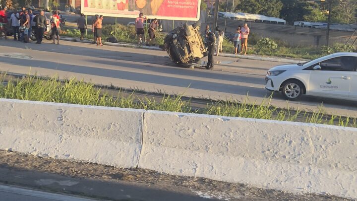 Motorista é arremessado, após carro bater em depressão e capotar, na BR 232