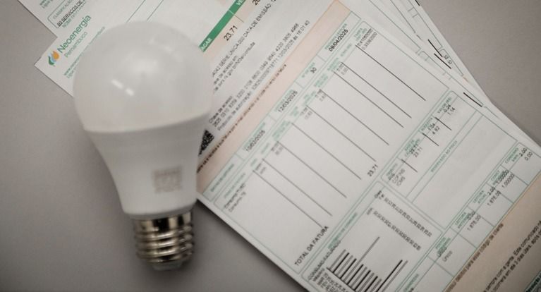 Bandeira tarifária de junho será vermelha. Saiba como economizar energia e evitar o aumento no valor da conta Bandeira tarifária de junho será vermelha. Saiba como economizar energia e evitar o aumento no valor da conta