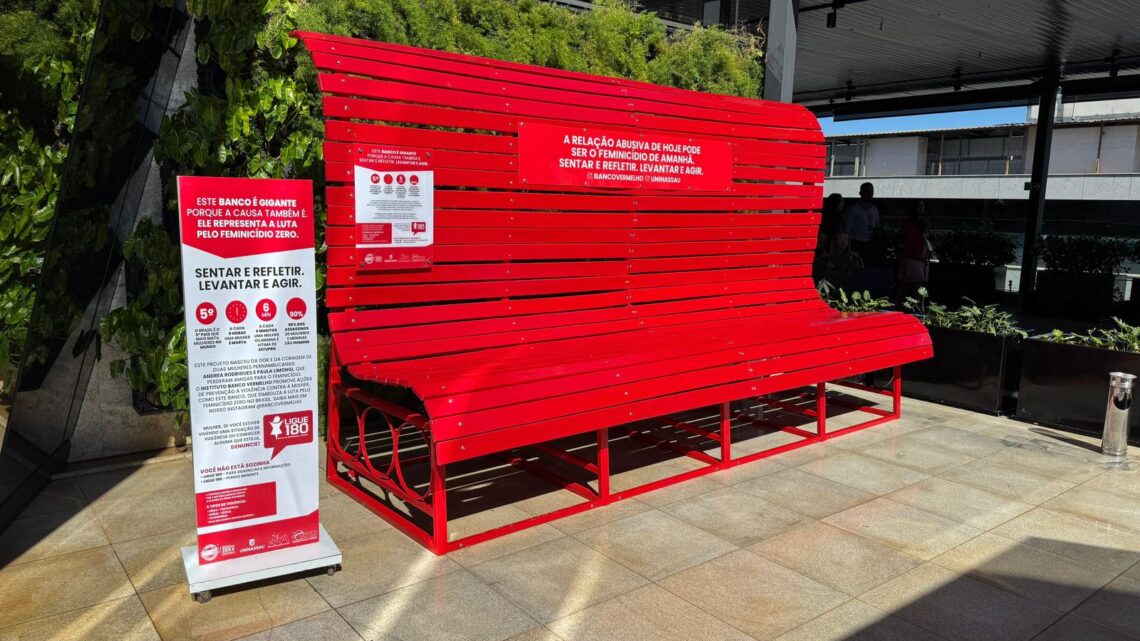 Setur-PE e Instituto Banco Vermelho inauguram banco gigante em Caruaru Setur-PE e Instituto Banco Vermelho inauguram banco gigante em Caruaru