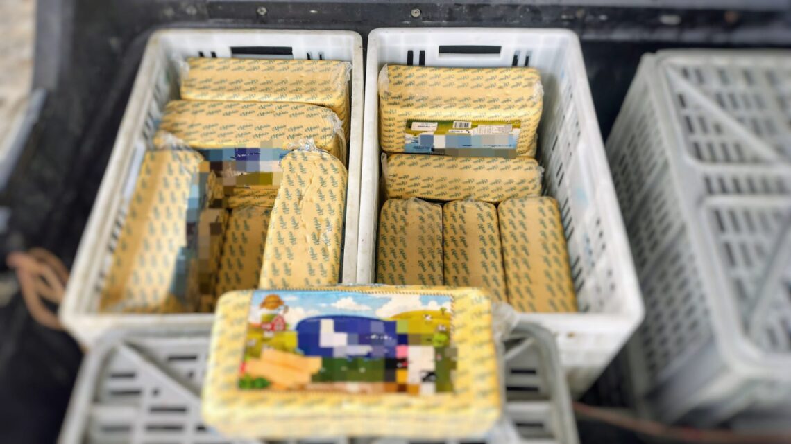 PRF recupera caminhonete furtada e apreende queijo sem refrigeração PRF recupera caminhonete furtada e apreende queijo sem refrigeração